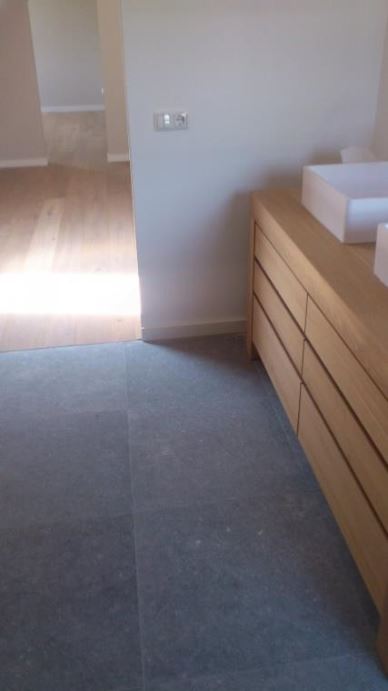 Slaapkamer houten vloer en badkamer meubel6