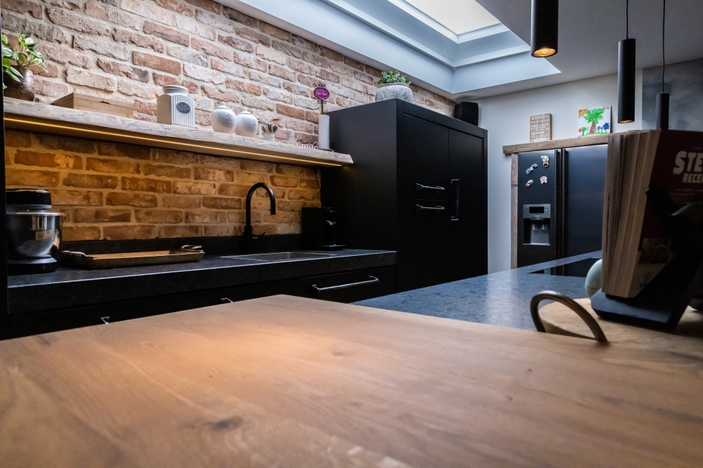 Eiken keuken met zwarte kast, blad graniet (11)