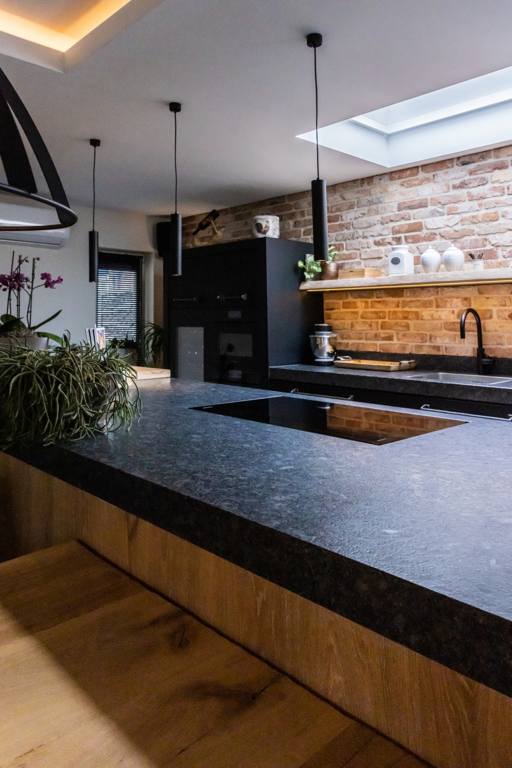 Eiken keuken met zwarte kast, blad graniet (12)