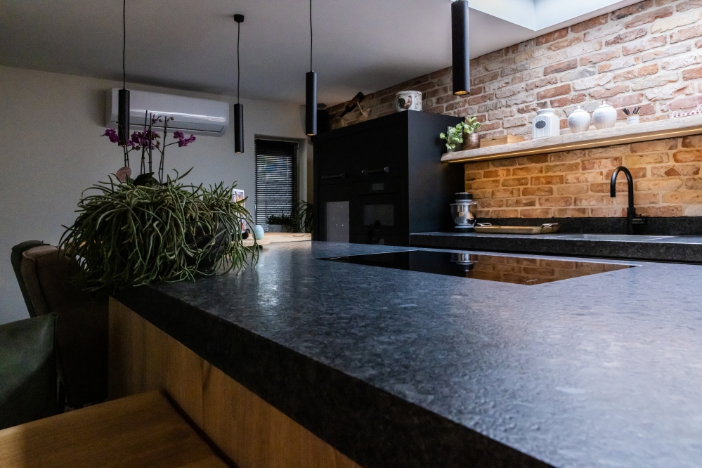 Eiken keuken met zwarte kast, blad graniet (13)