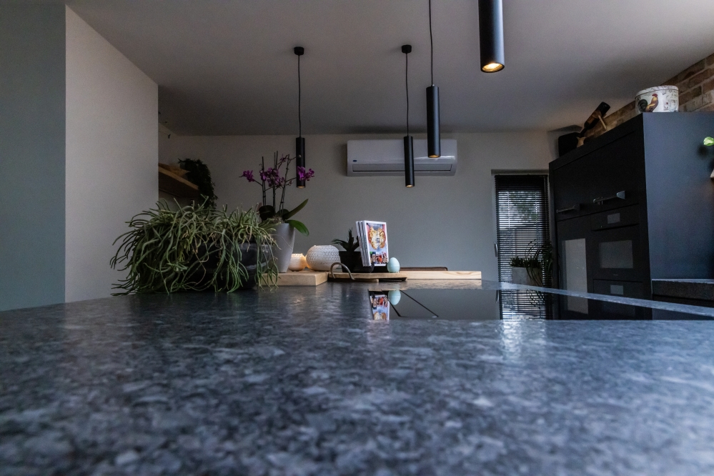 Eiken keuken met zwarte kast, blad graniet (14)