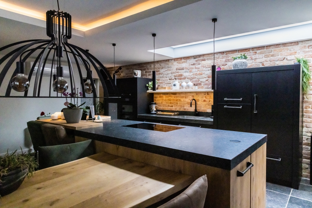 Eiken keuken met zwarte kast, blad graniet (18)