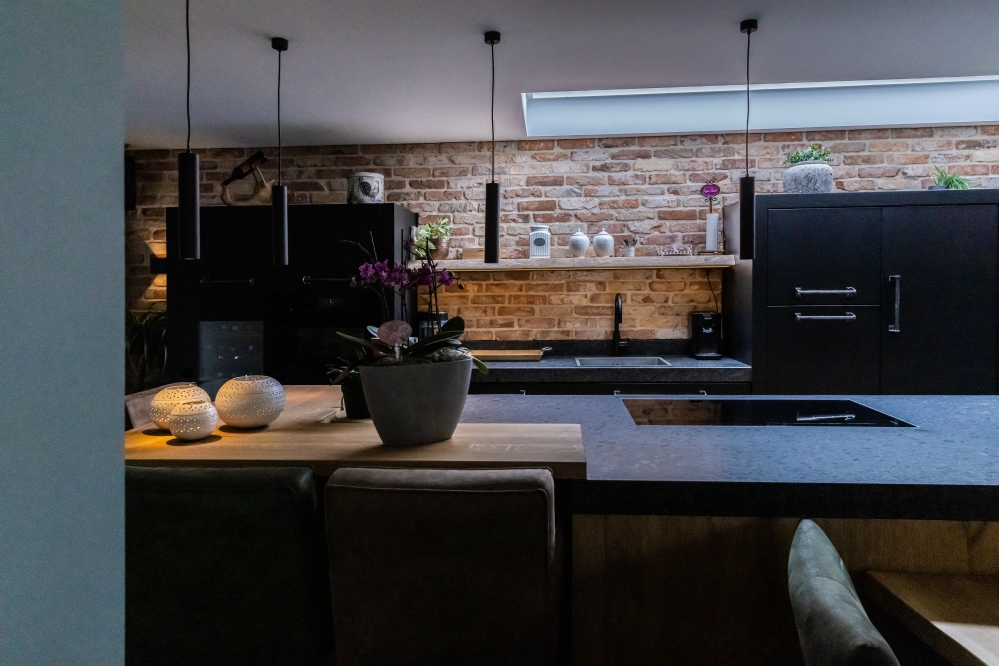 Eiken keuken met zwarte kast, blad graniet (20)