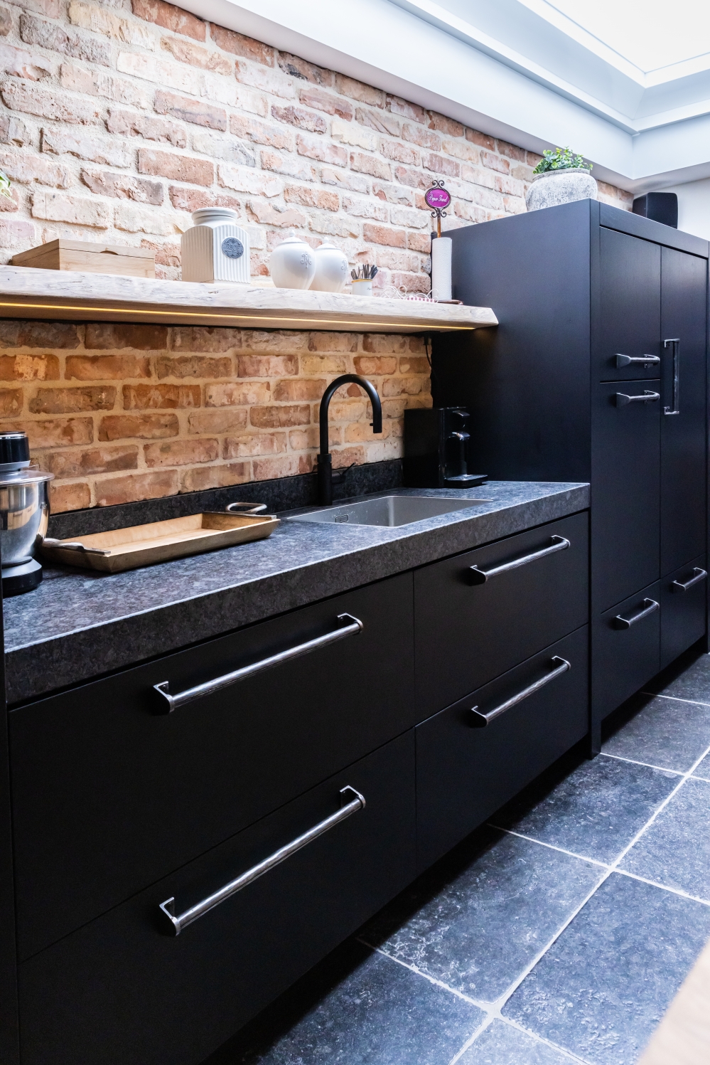 Eiken keuken met zwarte kast, blad graniet (24)