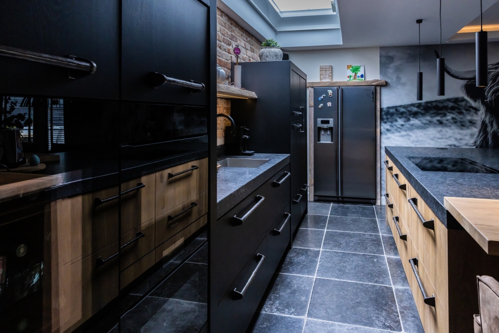 Eiken keuken met zwarte kast, blad graniet (26)