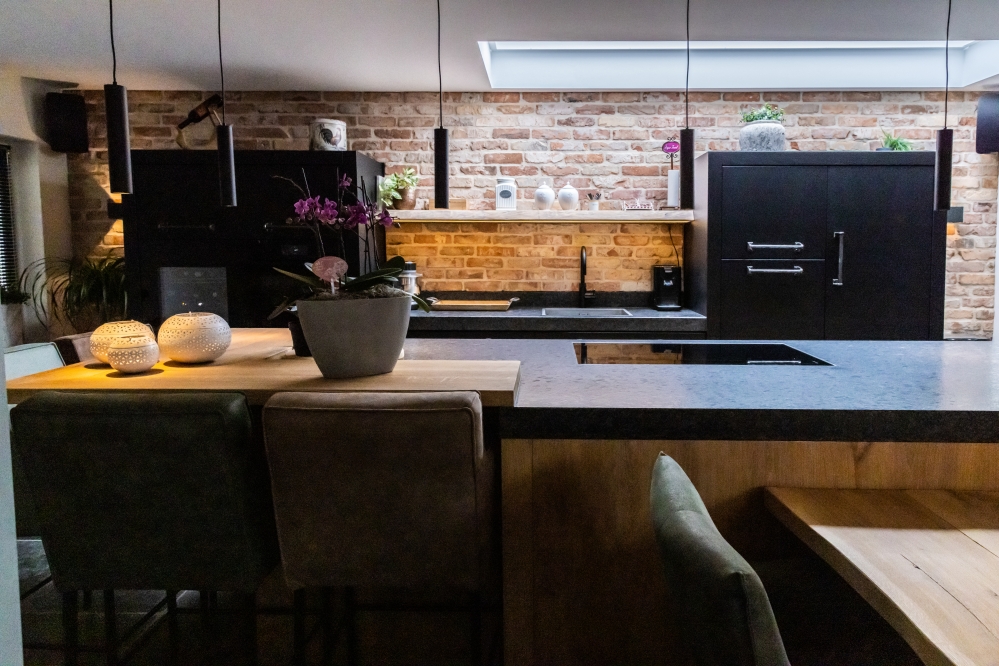Eiken keuken met zwarte kast, blad graniet (9)