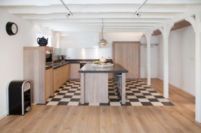 Maaike-Hombroek-Houten-Vloeren-Maatwerk-houten-keuken-linoleum-keukenvloer-showroom
