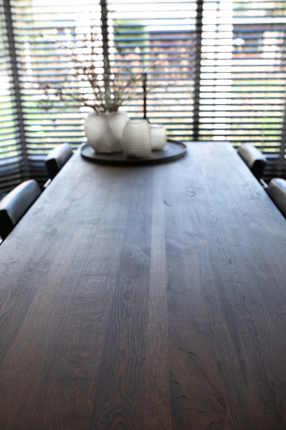 Maaike-Hombroek-Houten-Vloeren-meubels-op-maat-eiken-houten-eettafel-afgewerkt-in-donkere-olie