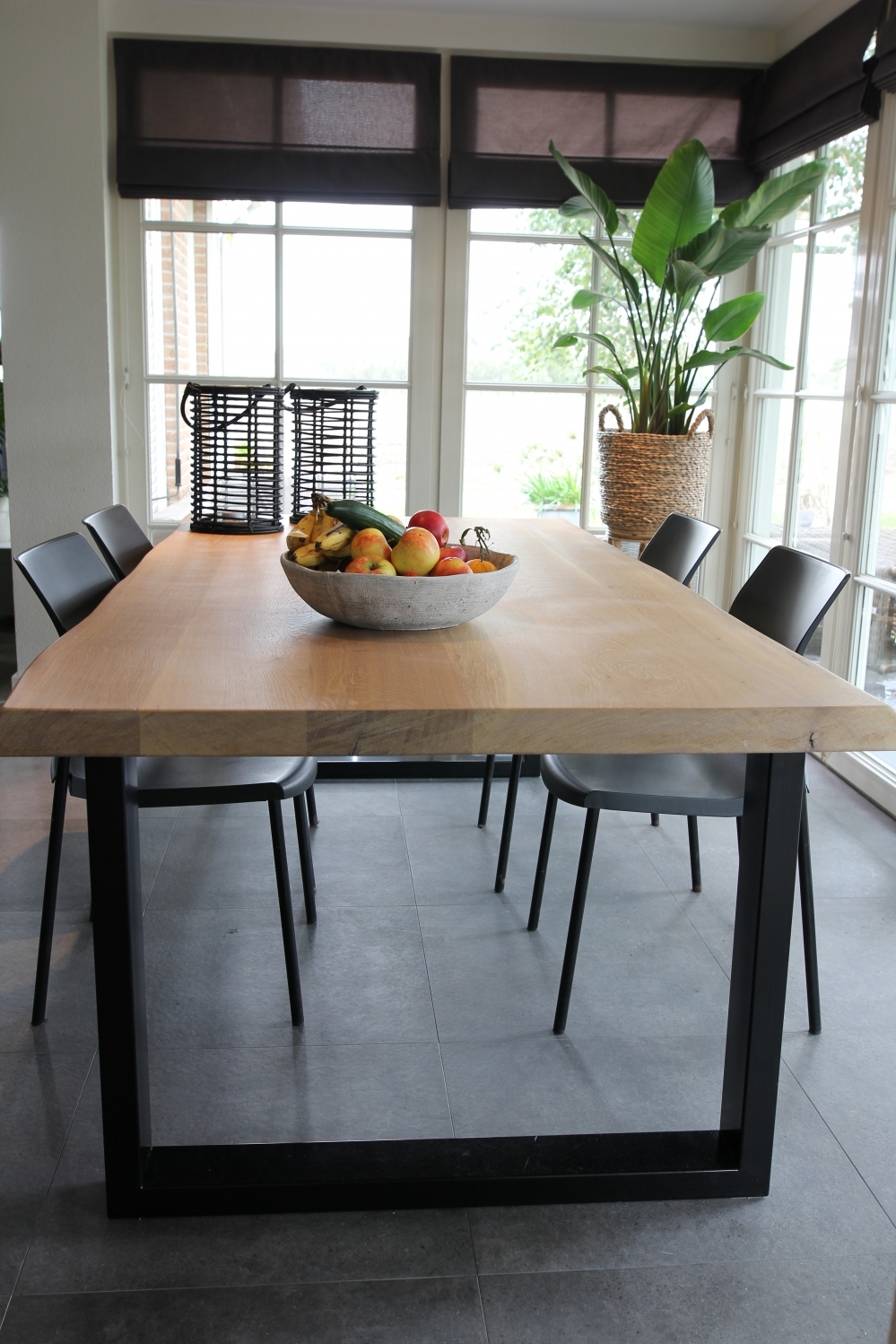 Maaike-Hombroek-Houten-meubels-op-maat-gemaakt-maatwerk-eiken-houten-eettafel-met-zwart-gepoedercoate-stalen-poten