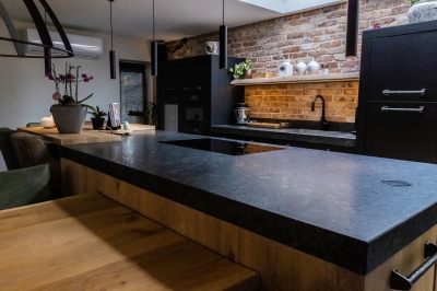 Eiken keuken met zwarte kast, blad graniet (7)